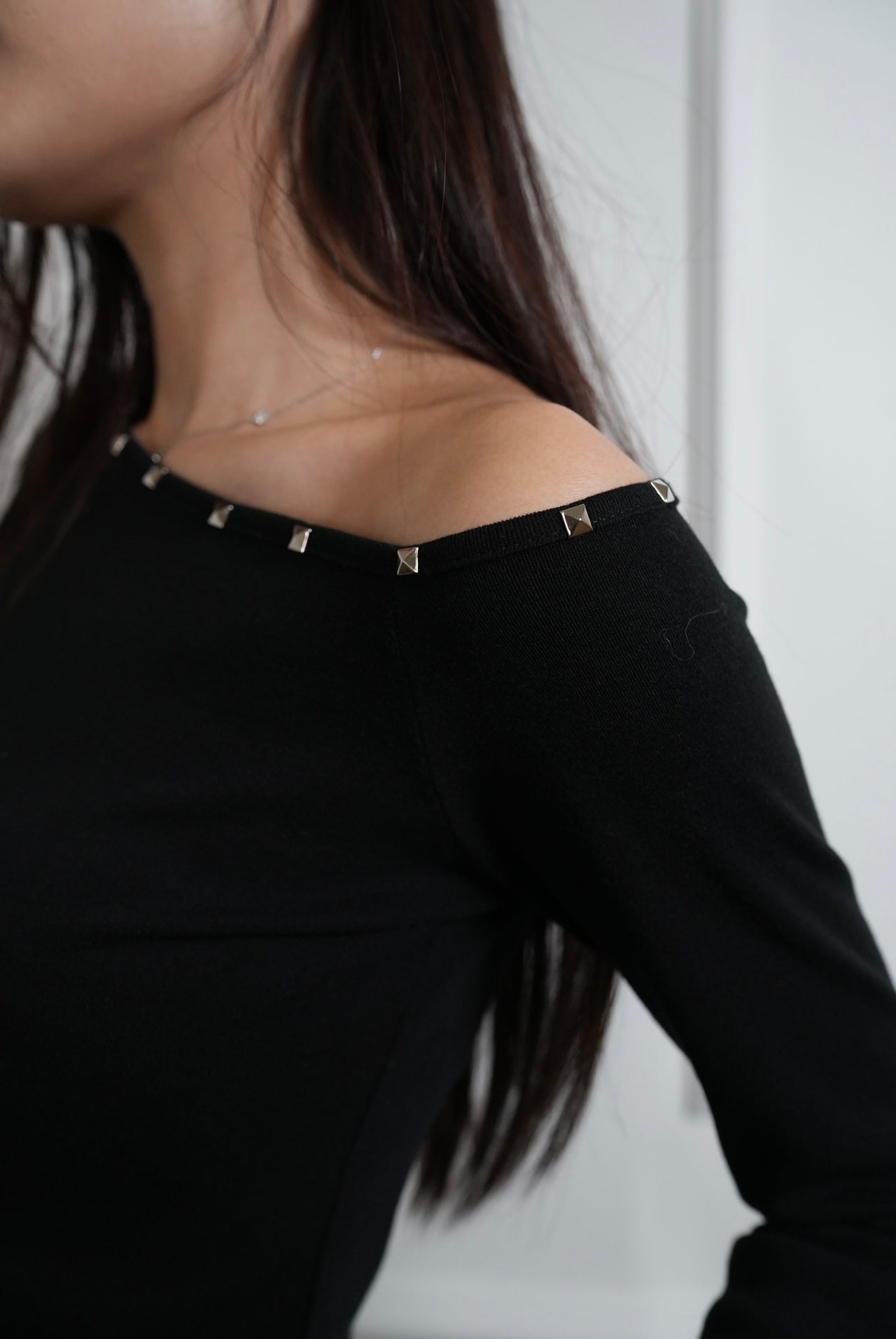 A29 Kokexi Studded Off-Shoulder Top