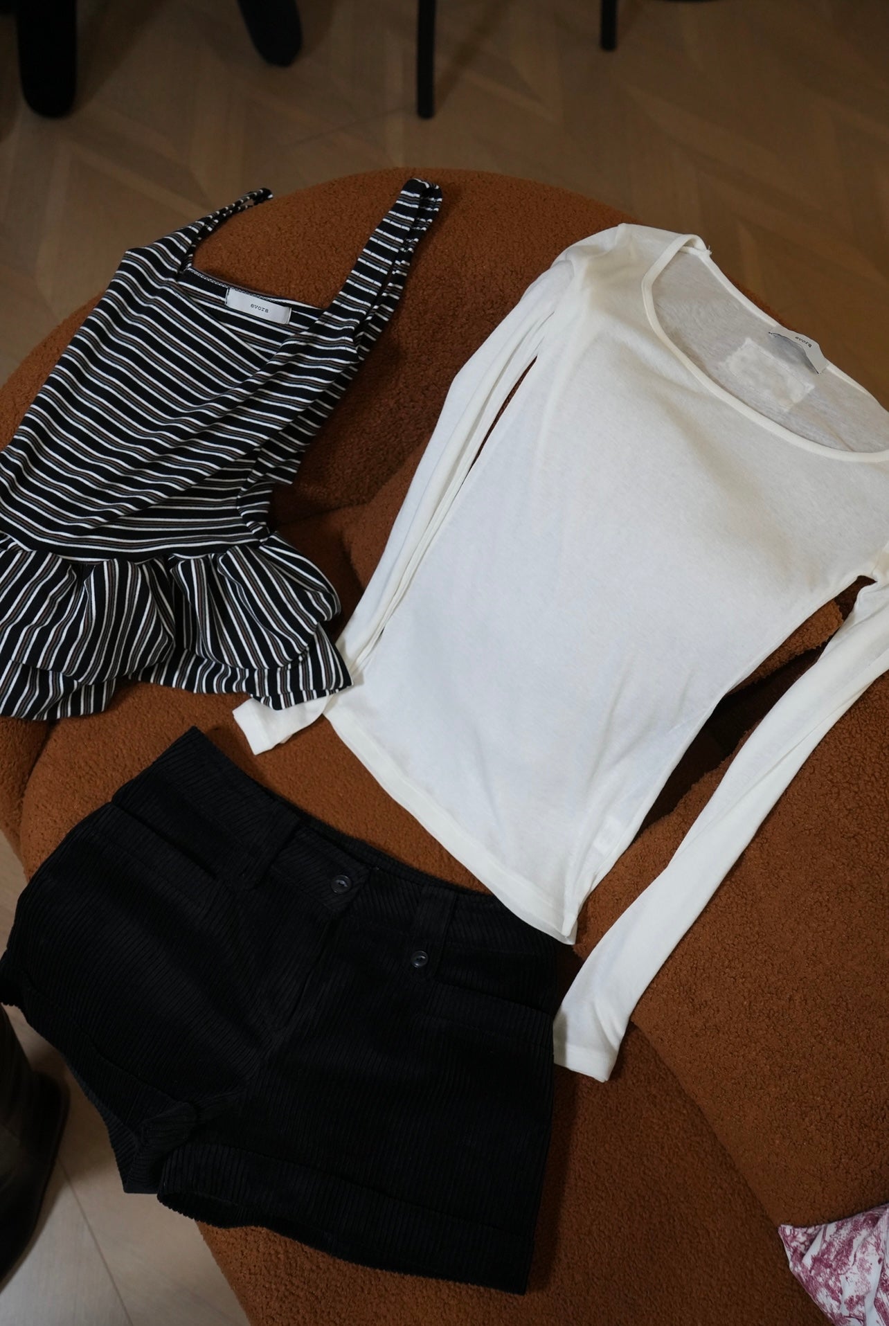 A04 Barr Signature-Label Top