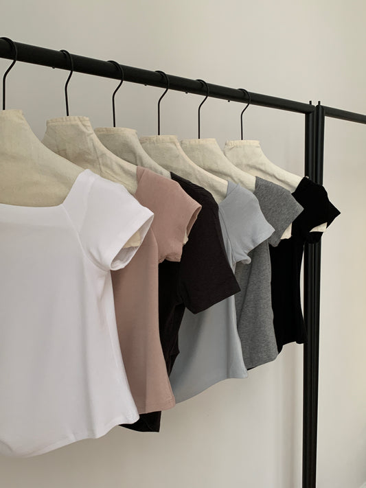 Simple Alice off-shoulder design slim tee