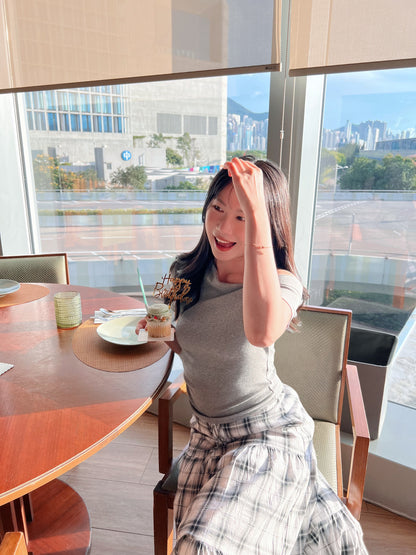 Simple Alice off-shoulder design slim tee