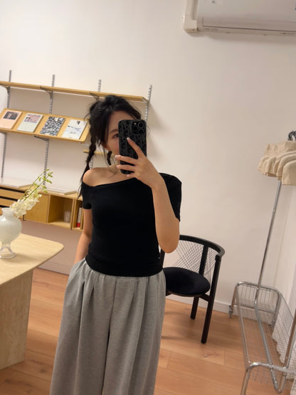 Simple Alice off-shoulder design slim tee
