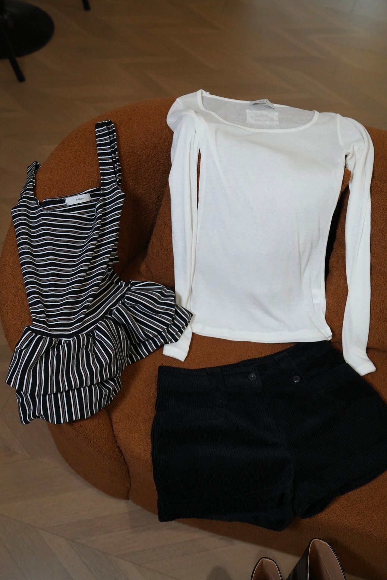 A04 Barr Signature-Label Top