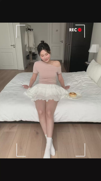 Simple Alice off-shoulder design slim tee